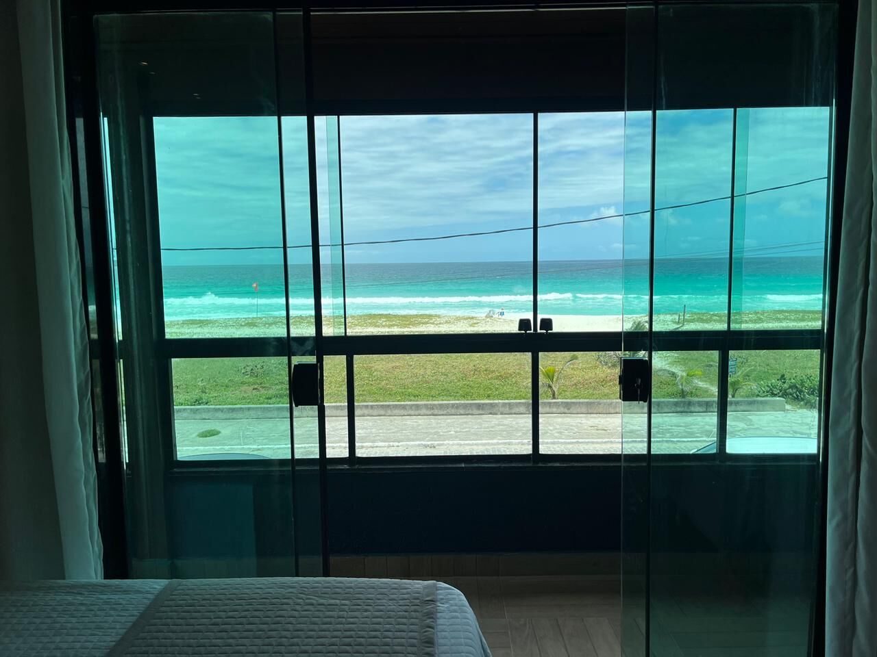 Janela com vista para o oceano